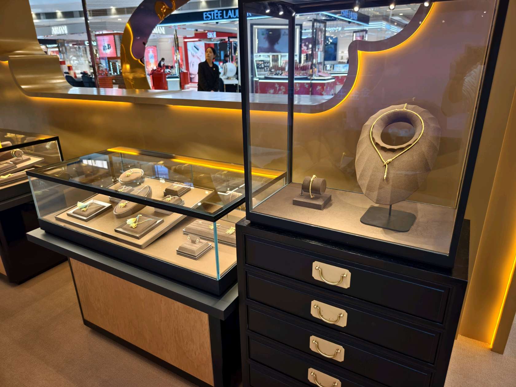 月石系列北京合生汇珠宝展柜图二